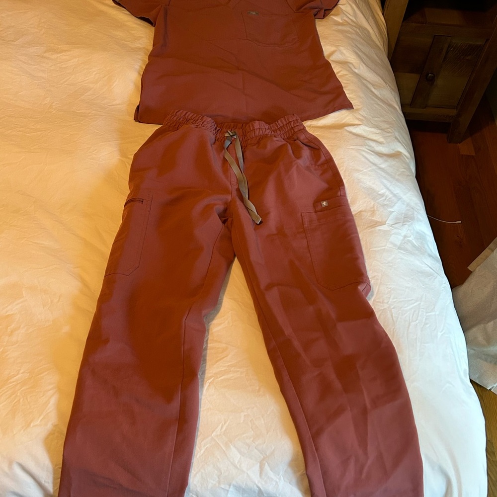 Figs Mauve top and bottoms XS